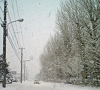 雪降る町並み