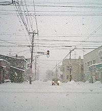 雪降る町並み
